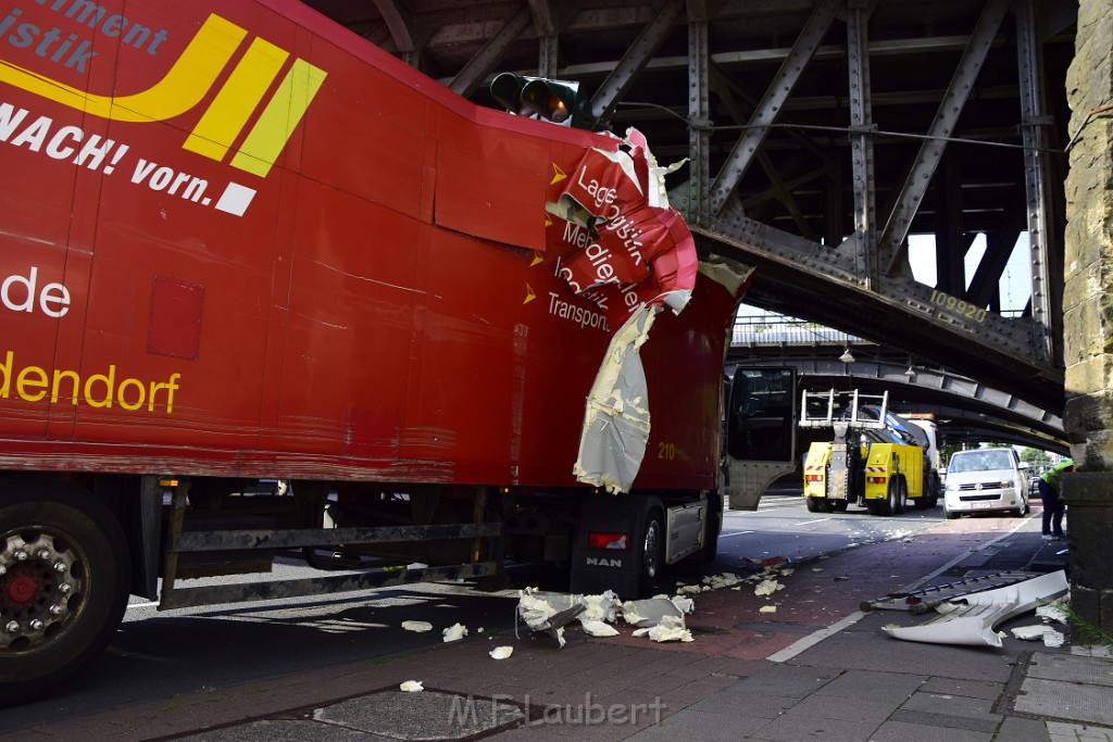 LKW blieb unter Bruecke haengen Koeln Deutz Opladenerstr Deutz Muelheimerstr P069.JPG - Miklos Laubert